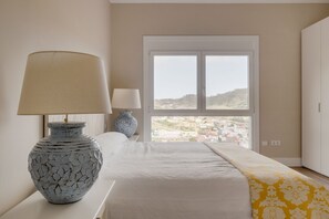 2 habitaciones, escritorio y tabla de planchar con plancha 