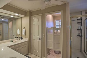 Amenidades de baño gratuitas, secadora de cabello, toallas