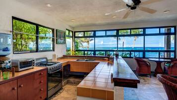 Jääkaappi, mikroaaltouuni, uuni, liesi