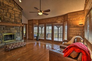 TV, fireplace, video games, DVD player - Hot Tub, Grill: Hilltop Log Cabin in Hot Springs! (Hot Springs)
