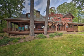 Exterior - Hot Tub, Grill: Hilltop Log Cabin in Hot Springs! (Hot Springs)