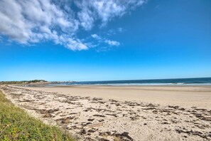 On the beach - Waterfront Kennebunk Retreat on Private Beach (Kennebunk)