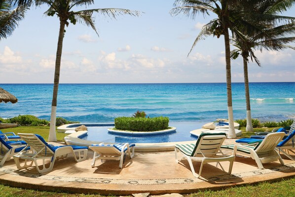 Outdoor pool, an infinity pool