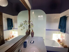 Baignoire, sèche-cheveux, serviettes fournies, savon