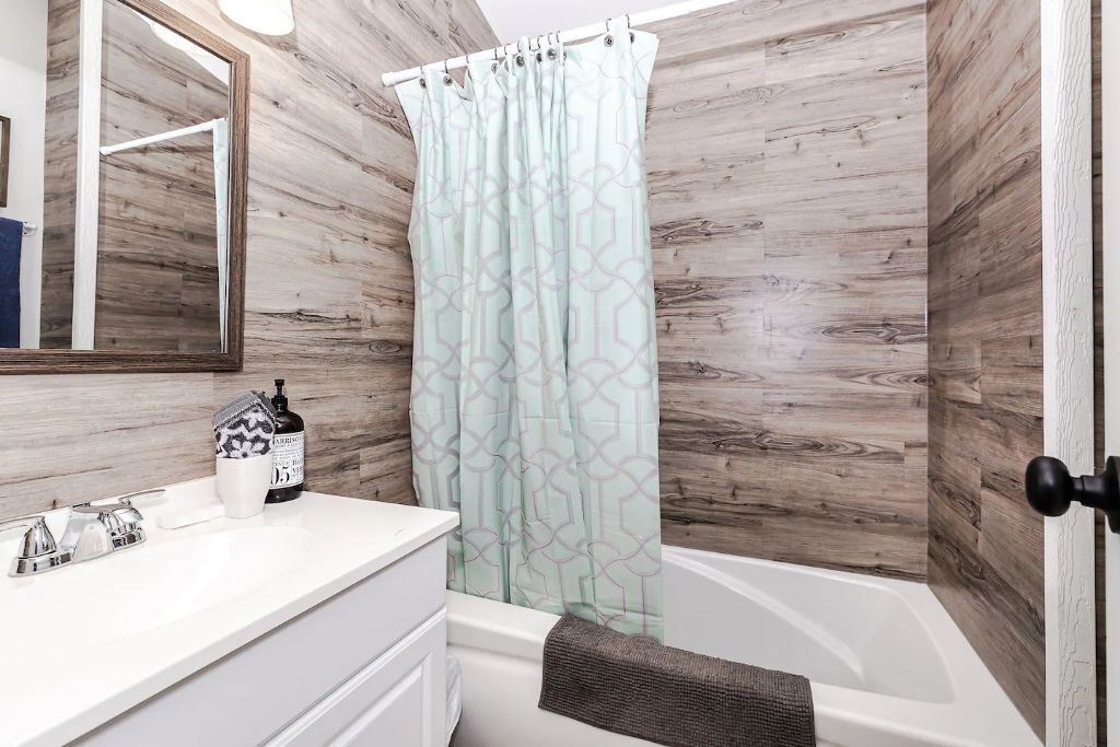 Duschwanne, Handtücher, Seife, Toilettenpapier