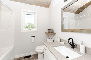 Duschwanne, Handtücher, Seife, Toilettenpapier