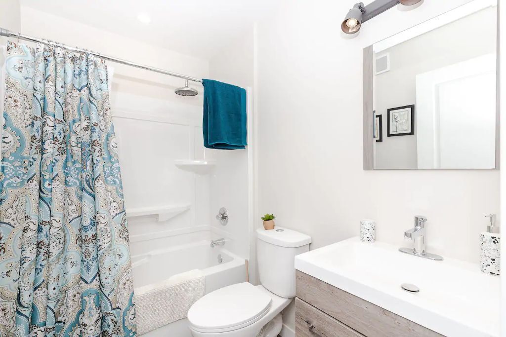 Duschwanne, Handtücher, Seife, Toilettenpapier