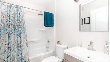 Duschwanne, Handtücher, Seife, Toilettenpapier