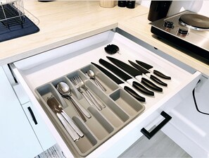 Geladeira, micro-ondas, cooktop, cafeteira/chaleira