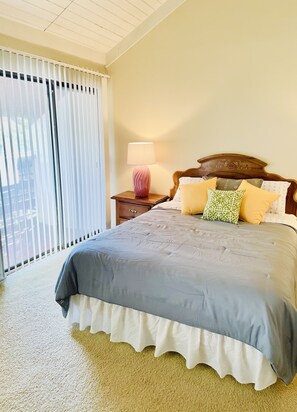 2 bedrooms, iron/ironing board, free WiFi, bed sheets - Cottage 2 BD with Kitchen 2 Blocks from the Beach (Myrtle Beach)