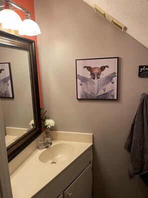 Interior - Cottage 2 BD with Kitchen 2 Blocks from the Beach (Myrtle Beach)