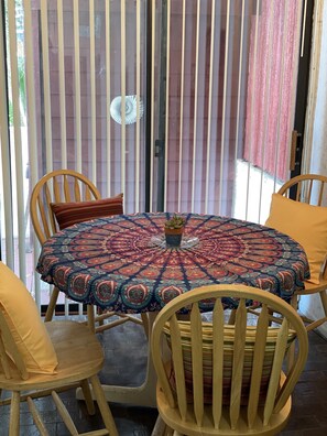 Dining - Cottage 2 BD with Kitchen 2 Blocks from the Beach (Myrtle Beach)