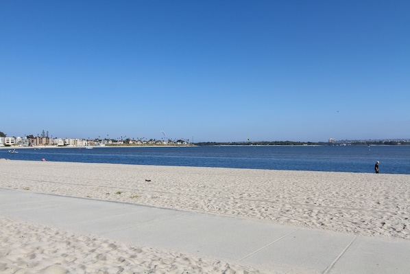 Plage à proximité, chaises longues, serviettes de plage