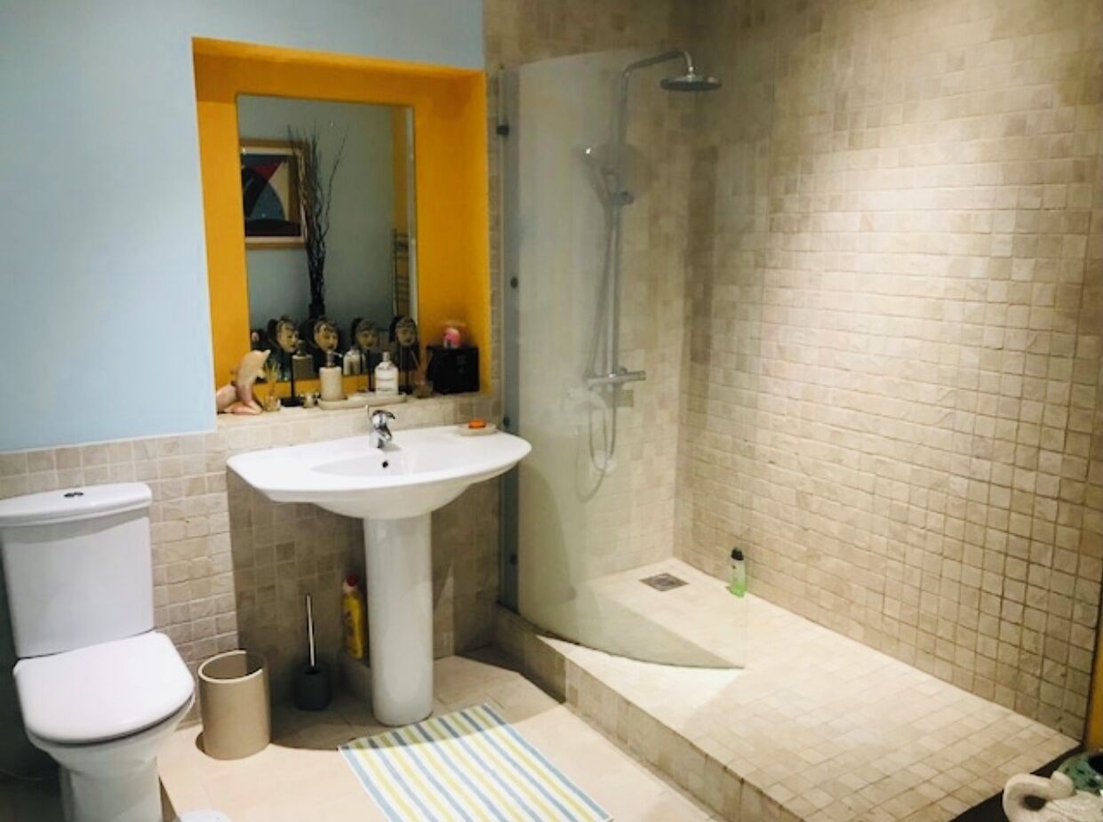 Chuveiro, produtos de toalete grátis, secador de cabelo 
