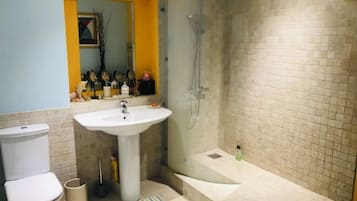 Chuveiro, produtos de toalete grátis, secador de cabelo