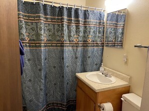 Combined shower/bathtub, towels - Beside the creek minutes to Vallecito Lake/food gorgeous drive to Durango(train/Mesa Verde National Park/Million Dollar HWY) (Bayfield)