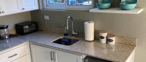 Een koelkast, een microgolfoven, een koffiezetapparaat/waterkoker