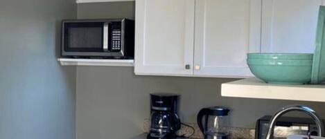 Refrigerador, microondas, cafetera/tetera, tetera/pava eléctrica