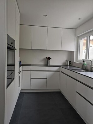 Réfrigérateur, micro-ondes, plaque de cuisson, lave-vaisselle