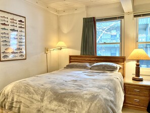 2 bedrooms, iron/ironing board, WiFi, bed sheets - Interlude Ski-In Ski-Out~ Massage Chair, Hot Tub, <5 min walk to Snowmass Mall (Snowmass Village)