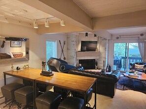 Een smart-tv, een open haard en een dvd-speler