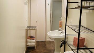 Dusche, Haartrockner, Handtücher, Toilettenpapier