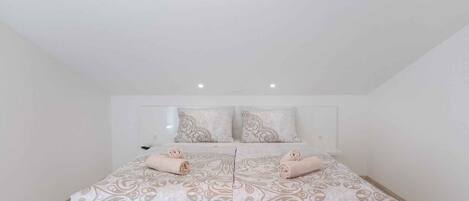 3 bedrooms, travel cot, Internet