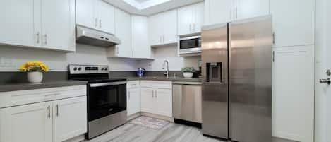 Refrigerador, microondas, horno y parrilla de estufa