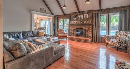 Large Spacious Home with Pool - Perfect place for Entertaining! Prime Location!