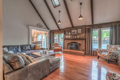 Large Spacious Home with Pool - Perfect place for Entertaining! Prime Location!