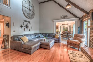 スマートテレビ、暖炉、卓球台