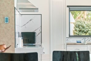 Kjøleskap, mikrobølgeovn, ovn og kokeplater