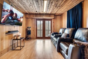 Smart TV, fireplace - Wood Fireplace HotTub Arcades Pickleball Fall Deco (Gatlinburg)