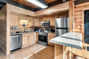 Fridge, microwave, oven, stovetop - Wood Fireplace HotTub Arcades Pickleball Fall Deco (Gatlinburg)