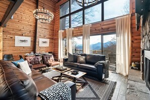 Smart TV, fireplace - Wood Fireplace HotTub Arcades Pickleball Fall Deco (Gatlinburg)