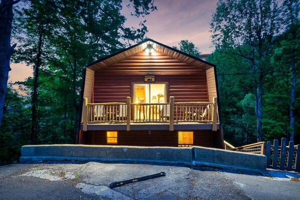 Exterior - Wood Fireplace HotTub Arcades Pickleball Fall Deco (Gatlinburg)