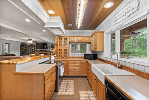 Refuge Ranch Lodge | Log Cabin | Lake | Privacy | Weddings