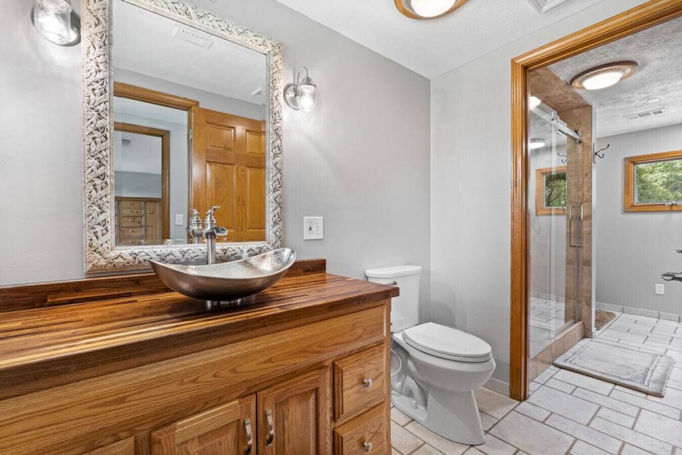 Ensemble douche/baignoire, sèche-cheveux, serviettes fournies