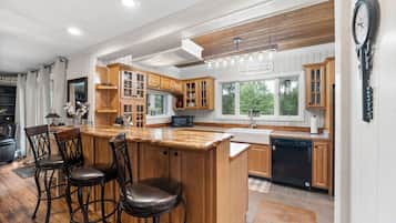 Kylskåp, mikrovågsugn, ugn och spishäll