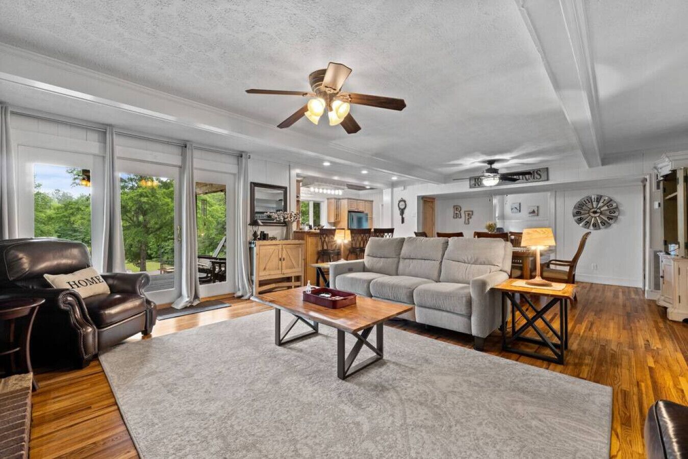 Smart TV, lareira, DVD player, livros