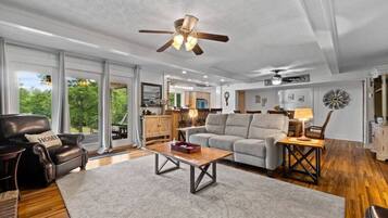 Smart-tv, eldstad, dvd-spelare och böcker