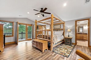 3 chambres, bureau, fer et planche à repasser, lit de bébé portatif