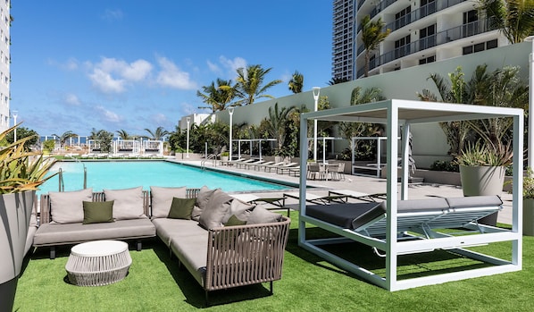 Outdoor pool - Condo bella (Miami)