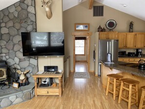 Fridge, microwave, oven, stovetop - Private, SHARC, Hot Tub, AC, Close to Fort Rock/River/Bike Path, Dog-friendly (Sunriver)