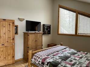 3 bedrooms, iron/ironing board, WiFi, bed sheets - Private, SHARC, Hot Tub, AC, Close to Fort Rock/River/Bike Path, Dog-friendly (Sunriver)