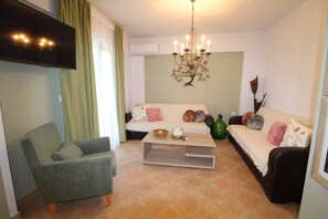 TV - Moderne Grosse Villa, mit Privatem XL Pool, Wifi, Strandnah , Parkplätze (Agios Ioannis Karousades, Kerkyra)