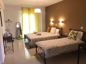 5 bedrooms, iron/ironing board, WiFi, bed sheets