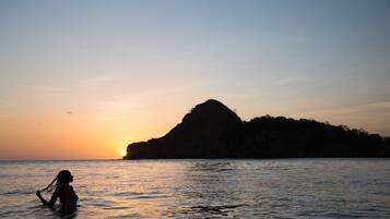 Vlak bij het strand, ligstoelen aan het strand