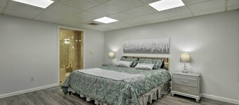 Walk to Pawtucket Country Club! Sleek Condo