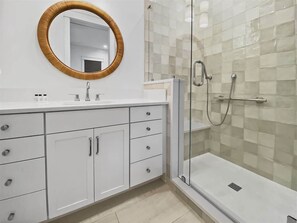Badewanne, Haartrockner, Handtücher, Seife